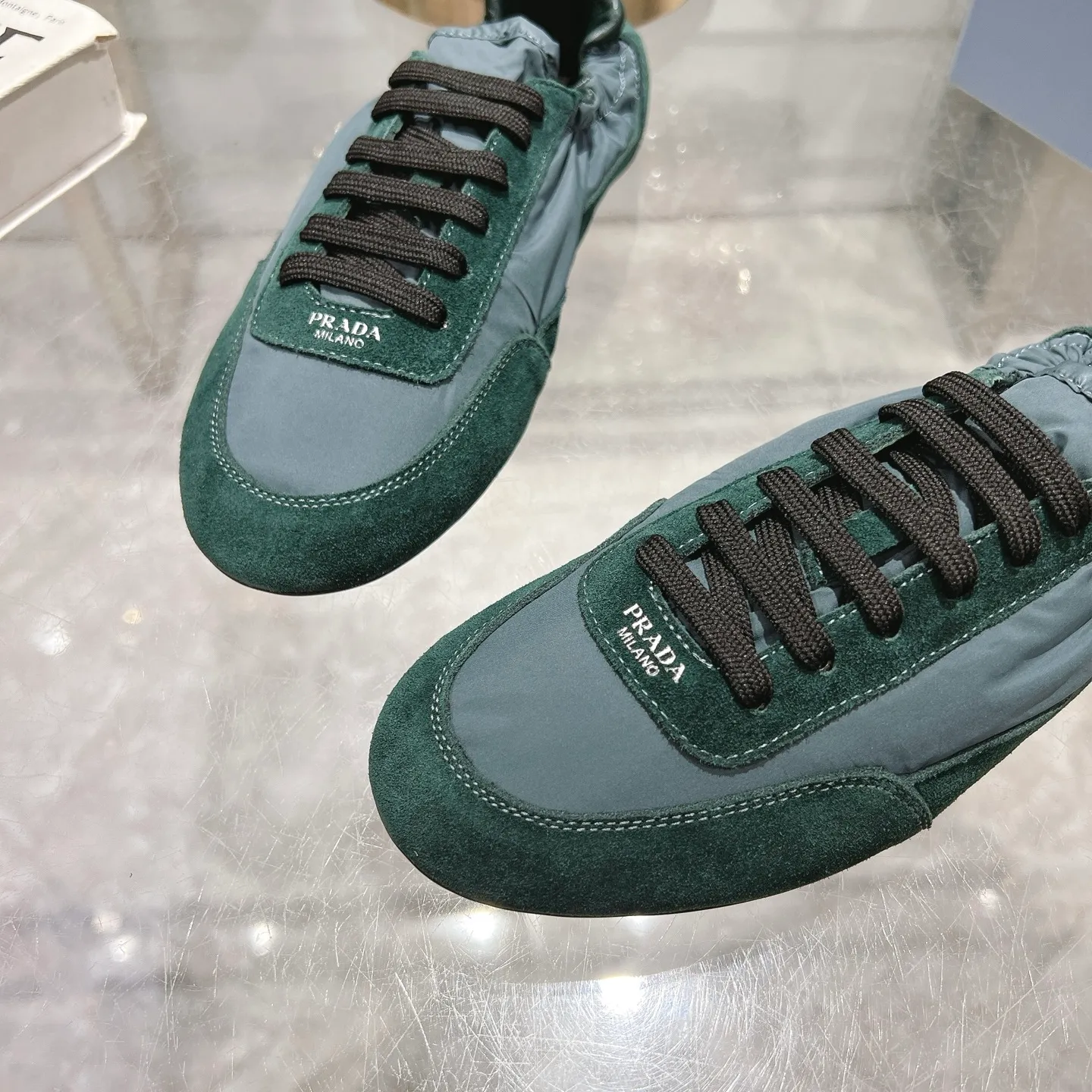 👟👟Ex-factory price 520👟👟Men's size +10 Couple style🎆Prada's new moral training shoes. The upper is suede with texture, and the inner sheepskin is wrapped. It is soft and waxy🎆The insole is thickened with lambskin. It is extremely comfortable to step on, has a sense of support, and feels well wrapped. The shoe shape is full of wrapping, light and easy to wear. A practical casual shoe that makes your legs appear taller! White is clean and refreshing, needed all year round, and can be easily worn with skirts and pants. Upper: imported suede/original molded fabric. Lining: sheepskin. Outsole: rubber outsole! Code number: 35-41 Color: burgundy blue brown green dark green yellow black red gray 9 colors available